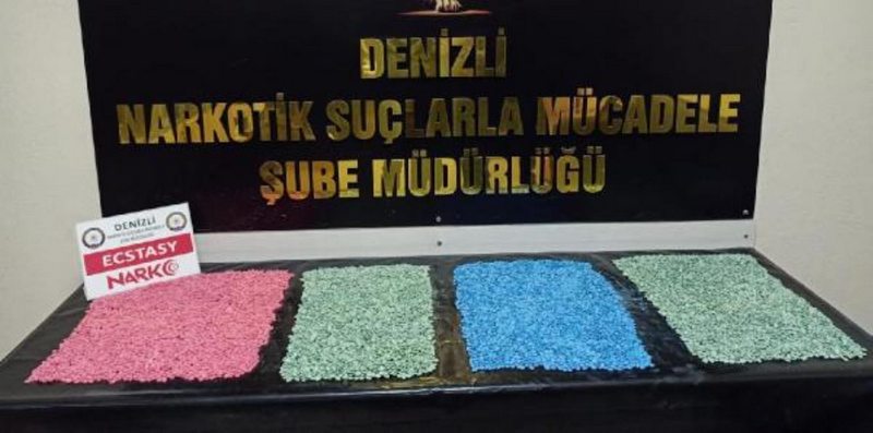 Minibüs bagajındaki çantaya gizlenen uyuşturucu hapları `Jibby` buldu